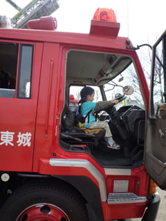 はしご車を運転しているつもり