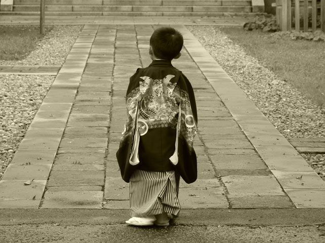 境内にて