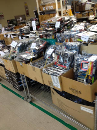 マザーボードの中古品がビニール袋に入れられて売られている