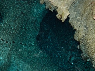 地底湖の青さ