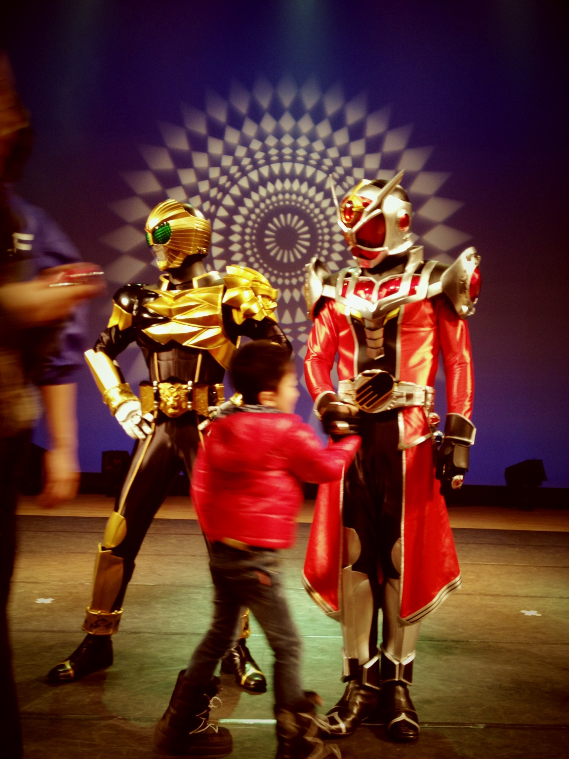 仮面ライダーと握手