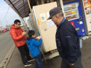 筆者と息子と店主