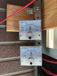 電圧計