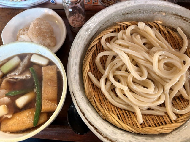 肉汁うどんとナマズの唐揚げ